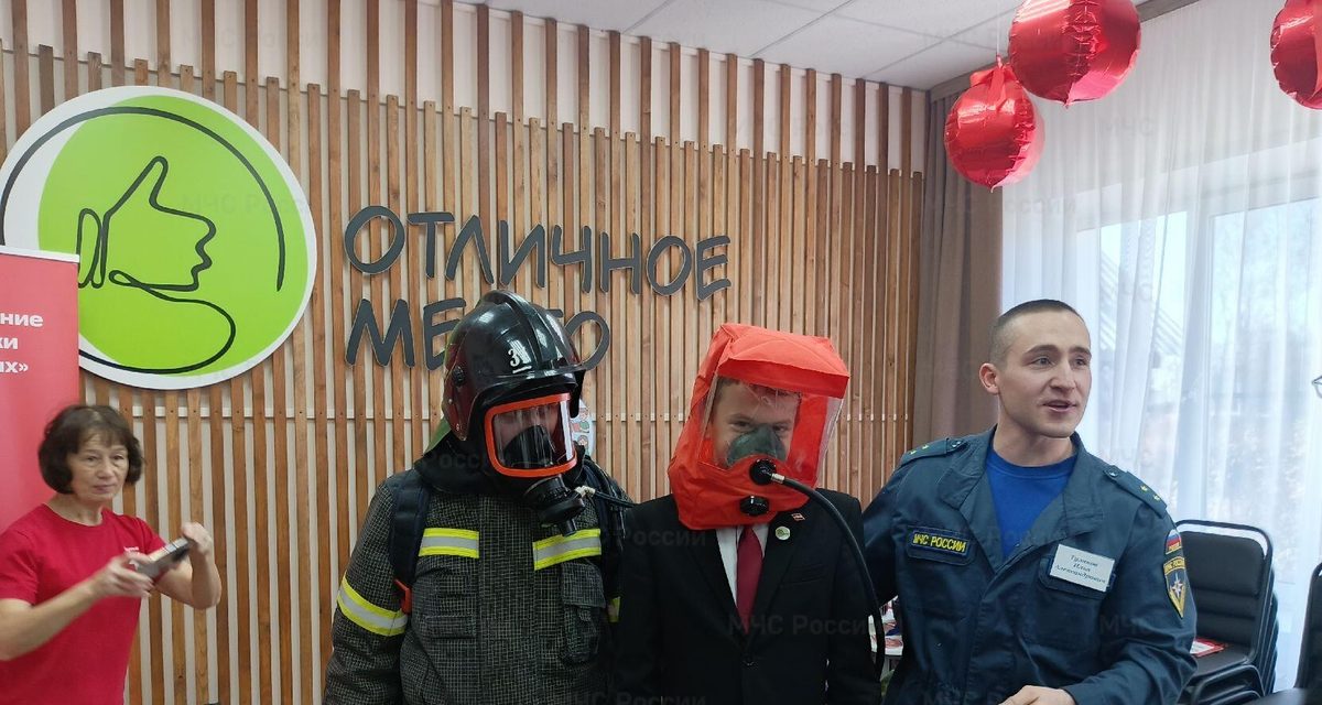 Подростки в Фалёнках примерили боёвки пожарных и попробовали пять профессий