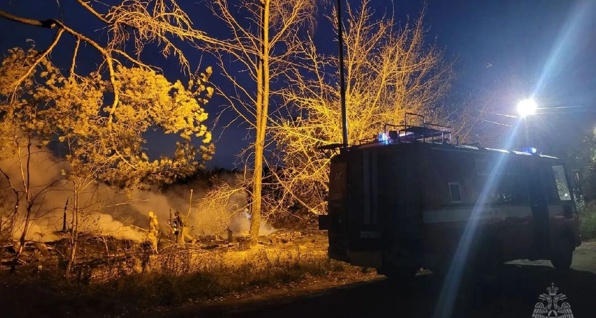 В Сидоровке из-за предполагаемой шалости детей с огнём сгорели 16 хозпостроек